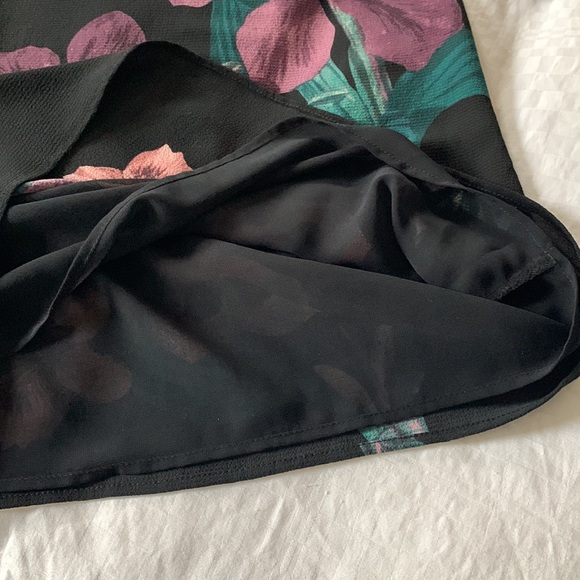 Le Chateau Women’s Sz. XS Wing Sleeved Dress - Picture 5 of 8